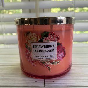 Bath & Body Works 3-Wick Candle - Strawberry Pound Cake